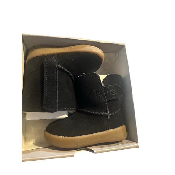 UGG- Infant Keelan black fur bootie. Size: 02-03. 6-12 months old. - Picture 2 of 7